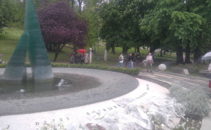 Foto: Radiosarajevo / Polaganje cvijeća na spomenik ubijenoj djeci u Sarajevu