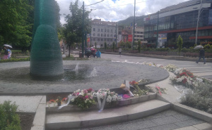 Foto: Radiosarajevo / Polaganje cvijeća na spomenik ubijenoj djeci u Sarajevu