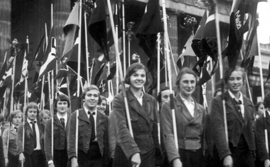 Savez njemačkih djevojaka marišira kod Brandenburške kapije