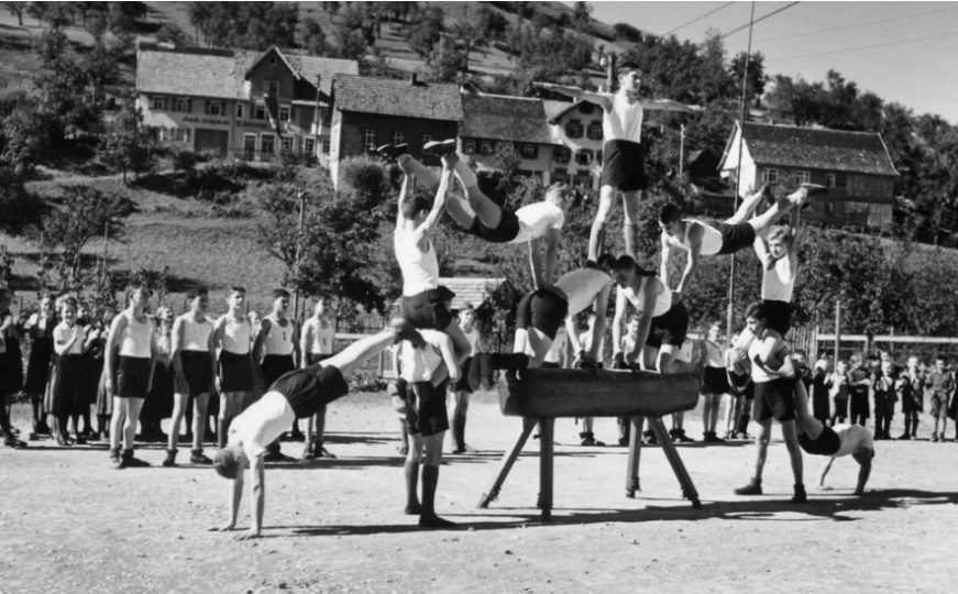 U Hitlerovoj omladini, ali i u školskom sportu, tjelesne vježbe su kod dječaka služile za prenošenje vojničkog ponašanja