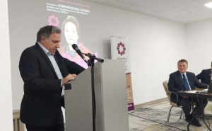 Foto: BANUK / Doktor Kemal Dizdarević, sin preminule profesorice Zehre Dizdarević održao je govor na komemoraciji