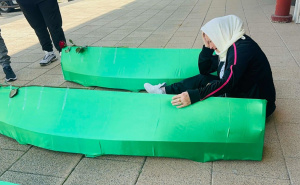 Foto: Ustupljena fotografija za portal Radiosarajevo.ba / Ispraćaj bratunačkih žrtava