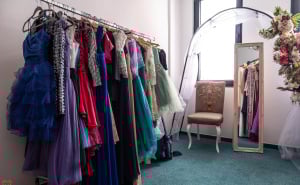 Foto: Pomozi.ba / Veliki broj elegantnih haljina