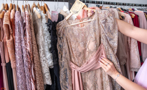 Foto: Pomozi.ba / Veliki broj elegantnih haljina