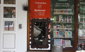 Foto: Dž.K. / Radiosarajevo.ba / Razvaljeni bankomat na Alipašinom polju