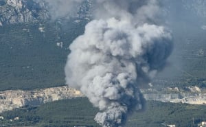 Foto: Dalmacija Danas / Gori Pevex u Kaštelima