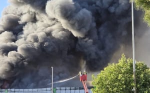 Foto: Dalmacija Danas / Gori Pevex u Kaštelima