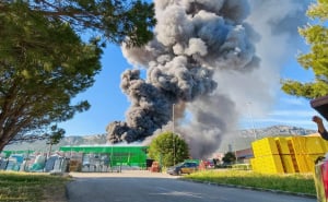 Foto: Dalmacija Danas / Gori Pevex u Kaštelima