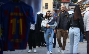 Foto: Dž. K. / Radiosarajevo.ba / Građani i turisti šetaju Baščaršijom