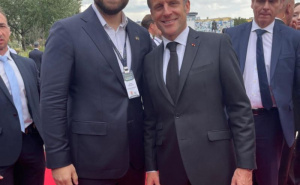 Foto: Ustupljena fotografija za portal Radiosarajevo.ba / Dino Hasanić i francuski predsjednik Macron