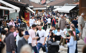 Foto: A.K./Radiosarajevo.ba / Turisti i građani u šetnji Sarajevom