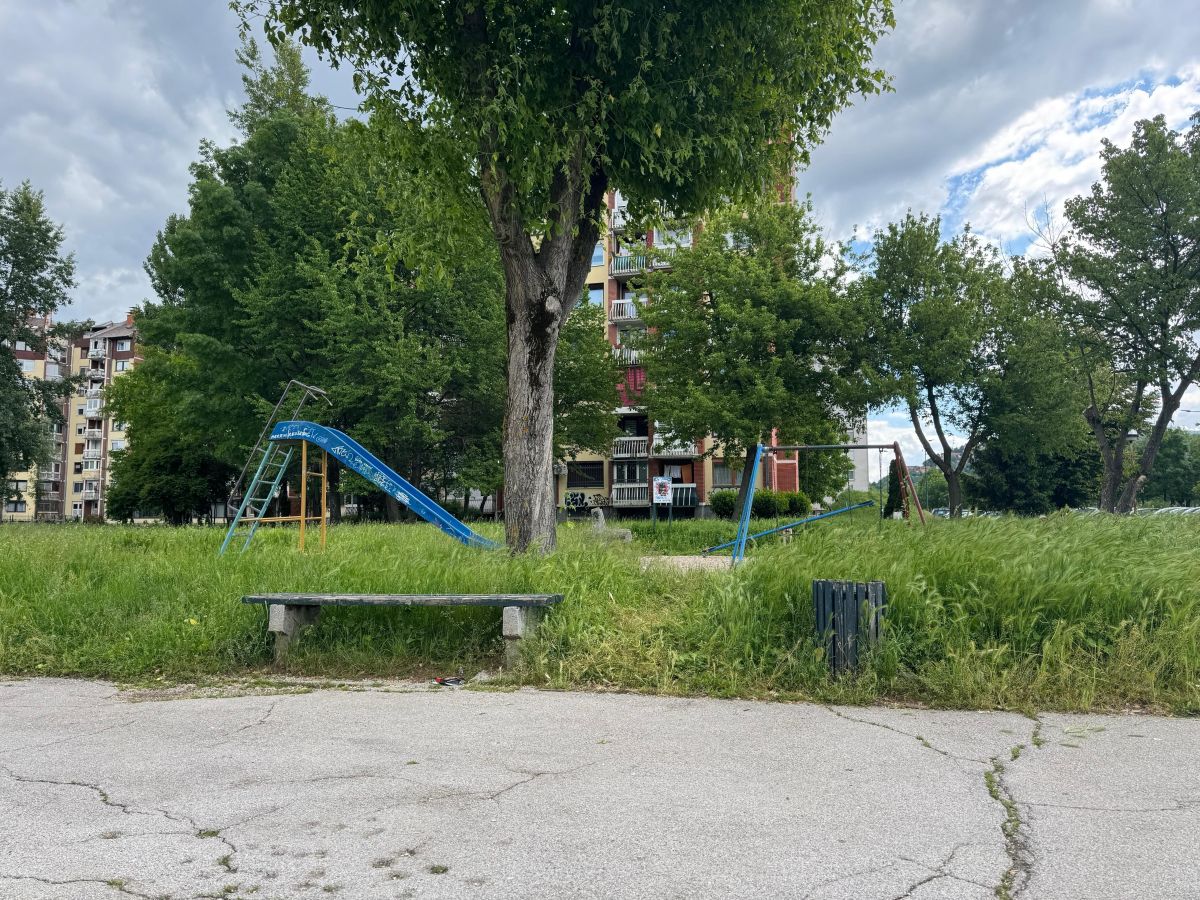 Nepokošena trava u naselju Vojničko Polje