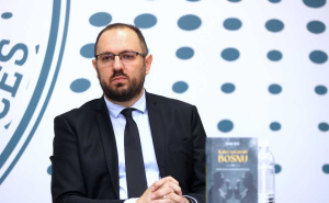 Foto: Dž. K. / Radiosarajevo.ba / Promocija knjige "Kako sačuvati Bosnu - Politički testament akademika Muhameda Filipovića" novinara Faruka Vele