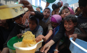 Foto: Anadolija / Palestinci u redovima čekaju hranu