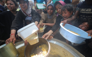 Foto: Anadolija / Palestinci u redovima čekaju hranu