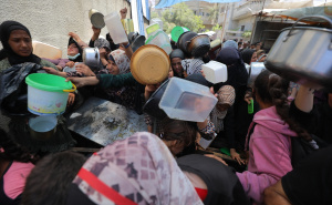 Foto: Anadolija / Palestinci u redovima čekaju hranu
