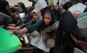 Foto: Anadolija / Palestinci u redovima čekaju hranu