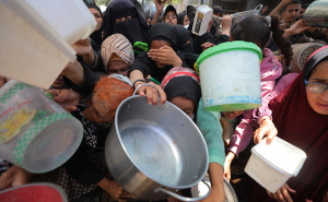 Foto: Anadolija / Palestinci u redovima čekaju hranu