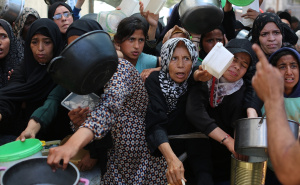 Foto: Anadolija / Palestinci u redovima čekaju hranu
