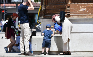 Foto: A. K. / Radiosarajevo.ba / Baščaršija puna ljudi, ali svi traže hlad