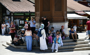 Foto: A. K. / Radiosarajevo.ba / Baščaršija puna ljudi, ali svi traže hlad