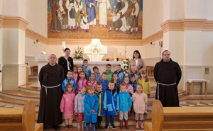 Foto: Ustupljena fotografija za portal Radiosarajevo.ba / Mališani tokom posjete crkvi u Gornjem Vakufu-Uskoplju