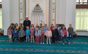 Foto: Ustupljena fotografija za portal Radiosarajevo.ba / Mališani tokom posjete džamiji u Gornjem Vakufu-Uskoplju