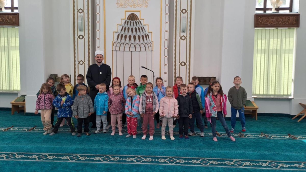 Mališani tokom posjete džamiji u Gornjem Vakufu-Uskoplju