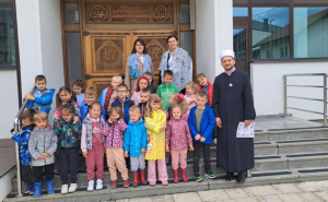 Foto: Ustupljena fotografija za portal Radiosarajevo.ba / Mališani tokom posjete džamiji u Gornjem Vakufu-Uskoplju