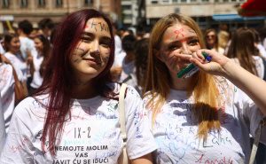 Foto: Dž.K. / Radiosarajevo.ba / Maturanti ispred NPS