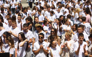 Foto: Dž.K. / Radiosarajevo.ba / Maturanti ispred NPS