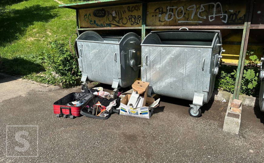 Otpad bačen pored praznog kontejnera