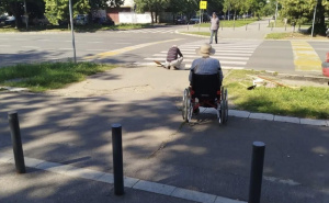Foto: Facebook / Beograđanin popravio trotoar da njegova supruga može proći
