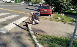 Foto: Facebook / Beograđanin popravio trotoar da njegova supruga može proći