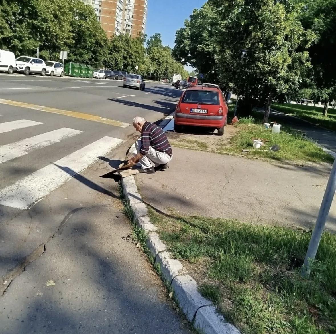 Beograđanin popravio trotoar da njegova supruga može proći