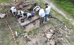 FOTO: Facebook / Počela arheološka istraživanja na Trebeviću (@KJU za zaštićena prirodna područja Sarajevo)