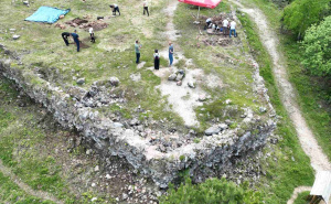 FOTO: Facebook / Počela arheološka istraživanja na Trebeviću (@KJU za zaštićena prirodna područja Sarajevo)