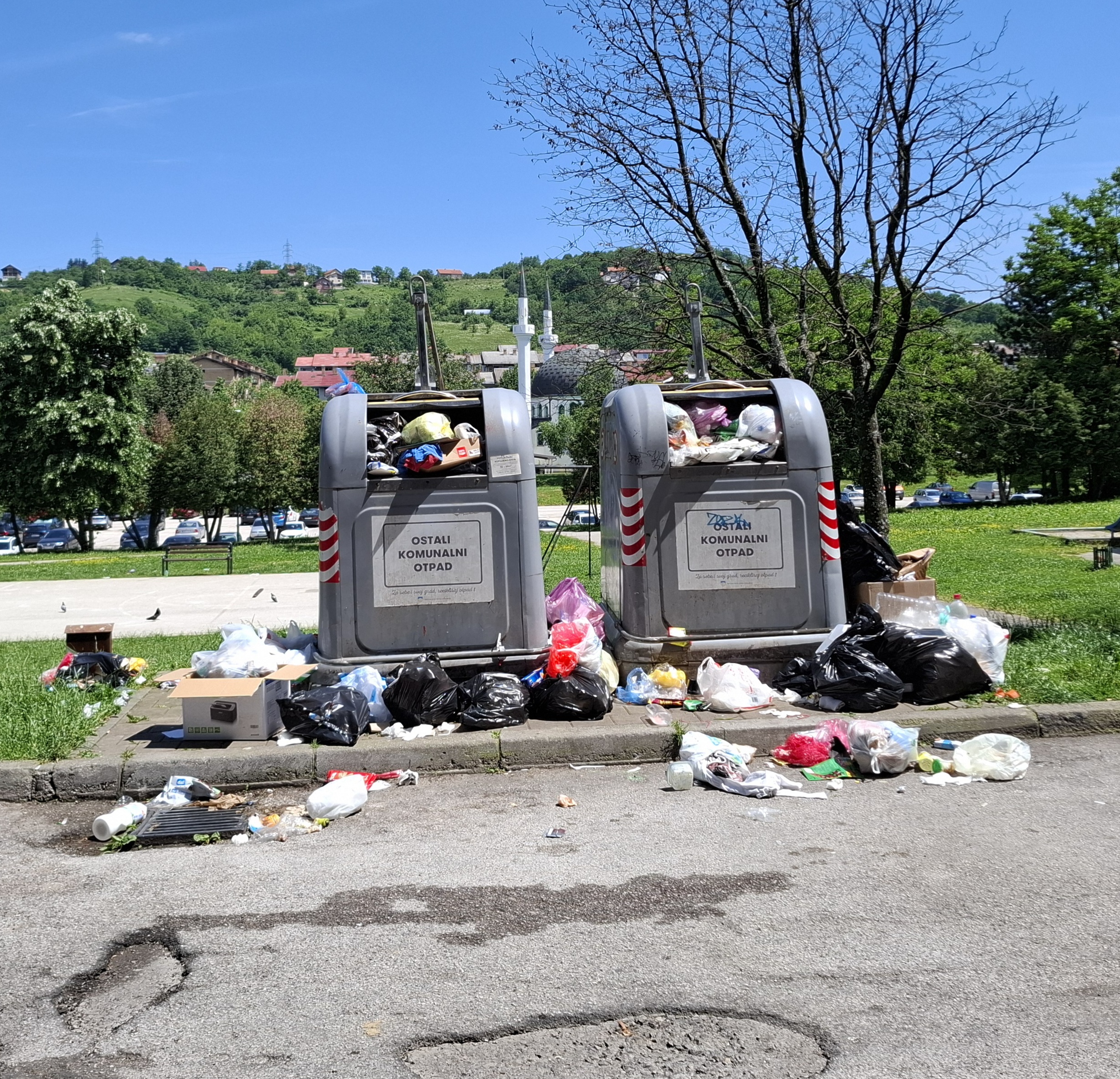 Kontejneri puni smeća na Dobrinji