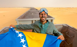 Foto: Facebook / Robert Dacešin sa zastavom BiH