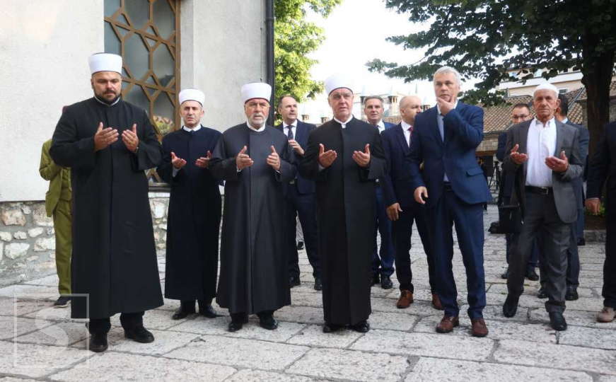 Reisul-ulema Husein ef. Kavazović (sredina) nakon hutbe