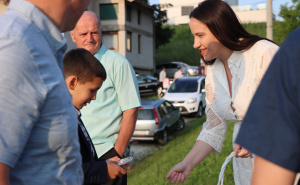 Foto: Facebook / Benjamina Karić dijelila baklave za Kurban-bajram