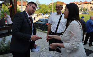 Foto: Facebook / Benjamina Karić dijelila baklave za Kurban-bajram