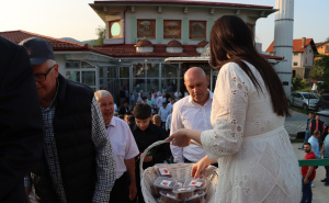 Foto: Facebook / Benjamina Karić dijelila baklave za Kurban-bajram