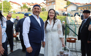Foto: Facebook / Benjamina Karić dijelila baklave za Kurban-bajram