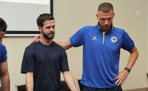 Foto: Nogometni savez BiH / Pjaniću uručen poklon