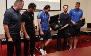 Foto: Nogometni savez BiH / Pjaniću uručen poklon