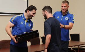 Foto: Nogometni savez BiH / Pjaniću uručen poklon