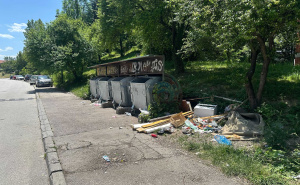 Foto: Radiosarajevo / Kontejneri prazni, a smeće pored