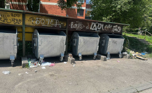 Foto: Radiosarajevo / Kontejneri prazni, a smeće pored