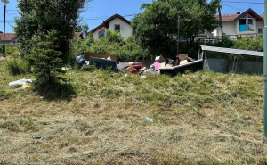 Foto: Radiosarajevo / Kontejneri prazni, a smeće pored